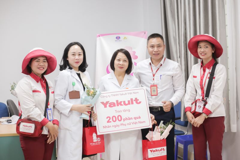 Yakult Lady trao tặng món quà thân tình đến các bệnh nhân ung thư vú nhân Ngày Phụ nữ Việt Nam 2022